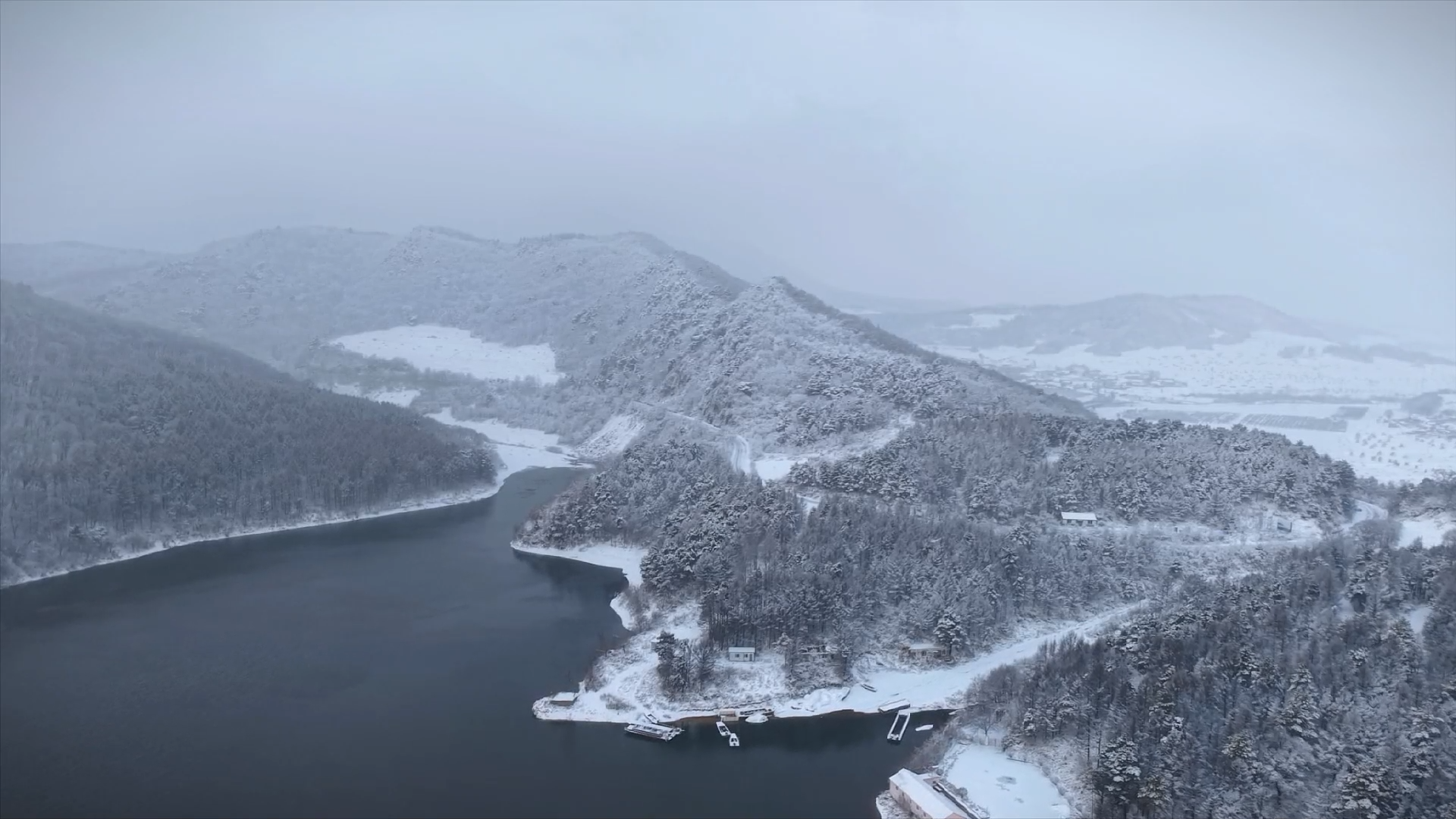 铁岭县鸡冠山乡：雪落山林 如诗如画